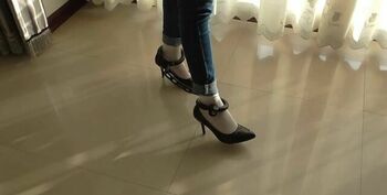 牛仔裤小姐姐细腿紧牛 秀足镣铐