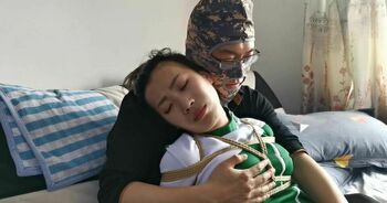 《丝袜销售员》下-凌薇主演-袜子塞嘴 绷带缠绕 丝袜套头 驷马捆绑