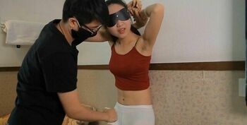 【刑部小居】00后舍宾丝骚女小蛮腰硬杠逍遥铁拳，结果上吐下尿