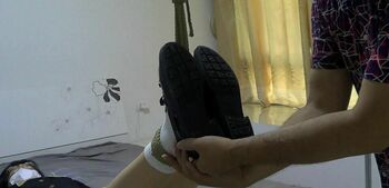 玉箫妹妹吊着脚 直播卖袜子 各种袜子换着穿 尝试不同袜子挠起来的感觉