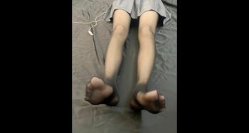 模特被不停的TK全身，放入道具搔痒折磨，超怕痒
