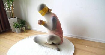 【新人莹莹】妹子cos女超人受难蒙眼蒙嘴被丝袜全包捆绑 胶带木乃伊改造 全身玩具TK