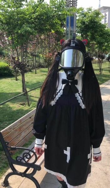 恋物少女闺蜜两人户外公园初体验—防毒暗黑系装扮彰显诱惑