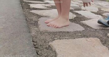 萝莉少女的嫩足泥地脚镣体验