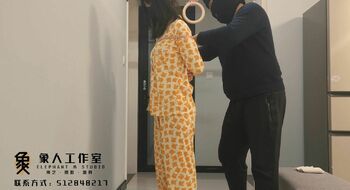 小秋-单腿吊缚，口球+绷带缠嘴，疯狂tk，脚，腰，小腹都不放过，口水横流，绝望挣扎