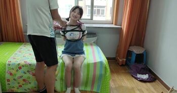青春美少女晴语的初次分腿驷马紧缚，马具口球严厉堵嘴