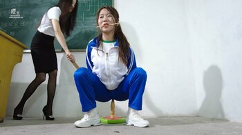 《校长体罚老师和学生》校长体罚考试年纪倒数第一的班级老师和学生咬筷子蹲马步打