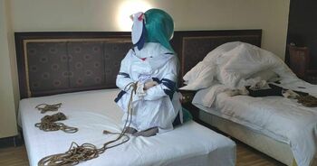 -kigurumi巫女miku的捆绑 可爱的女生捆起来的挣扎