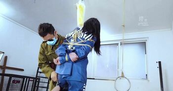 《侠盗燕子之侠盗末路》燕子夜行到军统偷地下人员名单，经过激烈搏斗最终被抓，暴